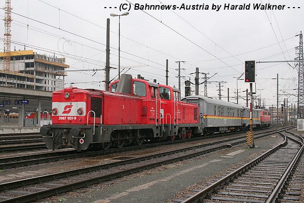 1042.+060+Hilfszug+2067.07+051  Linz Hbf  20.11.2006.jpg
