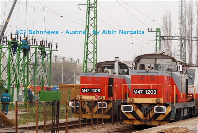reges putzen am Schaltgerüst, daneben die M47 1306 und M47 1203 mit der 1014.005_Tatabanya_241106