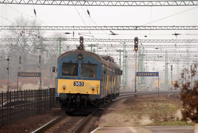 363_Wendezug_Einfahrt in Tatabanya mit gesenktem Stromabnehmer 24.11.06