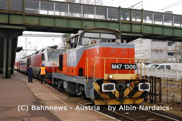 M47 1306 zieht gerade vom ER 9439  die 1014.005 gesichtet in Tatabanya_24.11.06