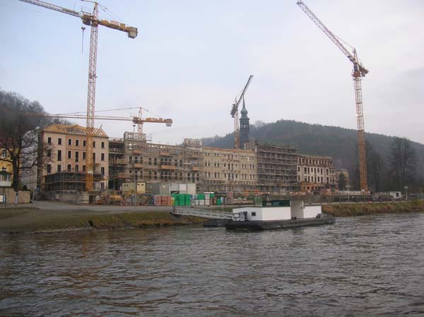 Im Ort Bad Schandau laufen die Wiederaufbauareiten nach dem großen Elbehochwasser.