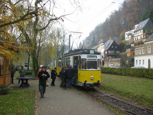 Der fast 50 Jahre alte Triebwagen Nr. 2 in der Endstation Stadtpark. Dahinter stehen 3 Beiwägen.