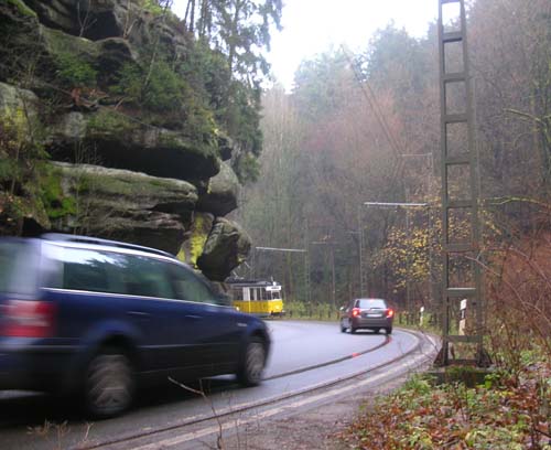 Und promt kommen genau hier 2 PKW - natürlich viel zu schnell - der Bahn entgegen. Aus gutem Grund sind hier nur 30 km/h erlaubt und nicht 60 oder 70.