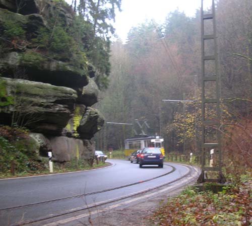 Und ein 3. will die Tramway genau in der unübersichtlichen Kurve überhohlen. (Siehe Bild 05)