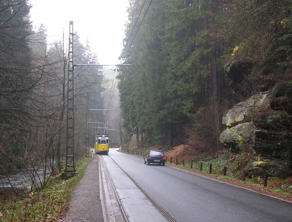**Fortsetzung von Teil 1**
<br />Scheinbar ein bisschen verschreckt folgt der PKW der Tram...
