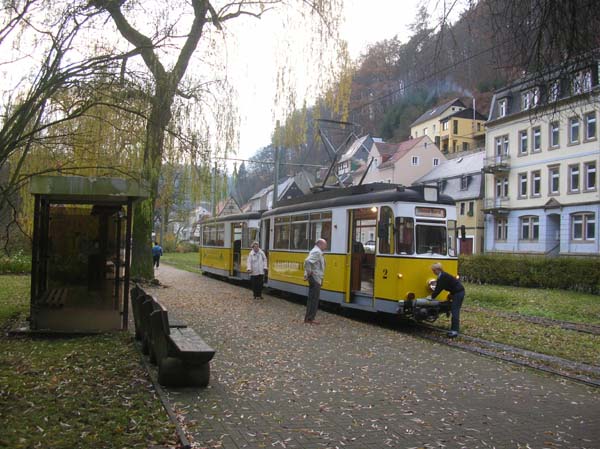 Wieder in der Endstation Stadtpark. In wenigen Minuten hat die Fahrerin ganz alleine dem Triebwagen umgesetzt.