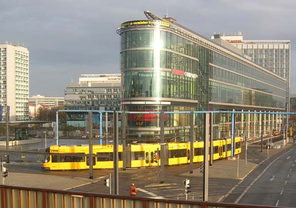Und von einem modernen Dresdner Straßenbahnzug.
