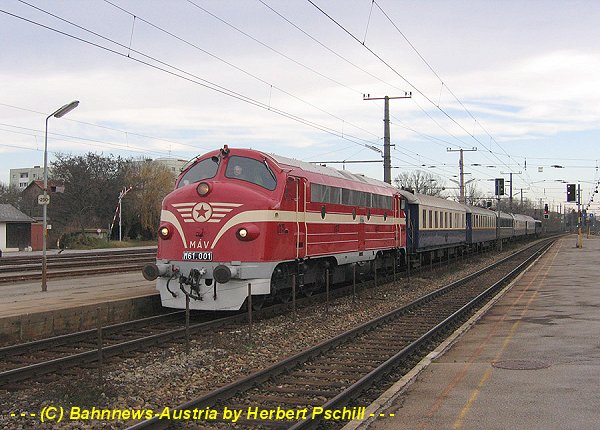 MAV M 61.001 mit E 16764 am 9.12.2006 in Bruck an der Leitha.jpg