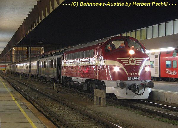 MAV M 61.001 mit E 16765 am 9.12.2006 in Wien Westbf.jpg