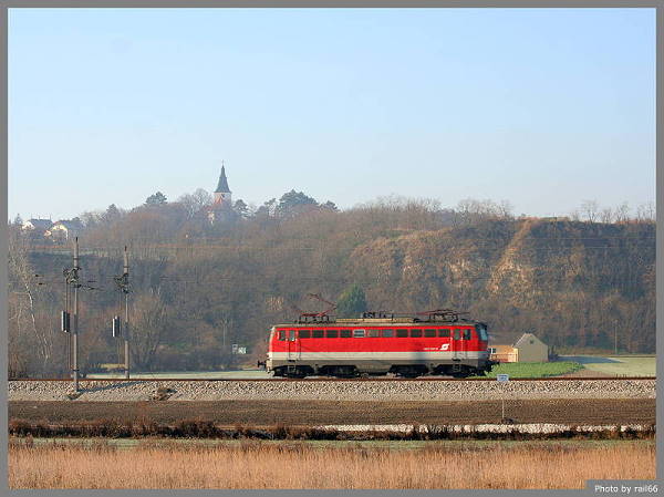 Die 1042.018 kommt mir vor die Linse, welch schöne Überraschung auf der monotonen Nordbahn! Sie dürfte die Rübenwagen aus Dürnkrut holen. Im Hintergrund ist die Pfarrkirche von Stillfried zu sehen.