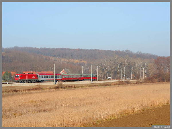 In die Gegenrichtung fährt eine 1116 mit dem D 271 aus Brno (Brünn). Dieser Zug ist einer von den drei neuen Zugpaaren die Wien mit der mährischen Hauptstadt verbinden.