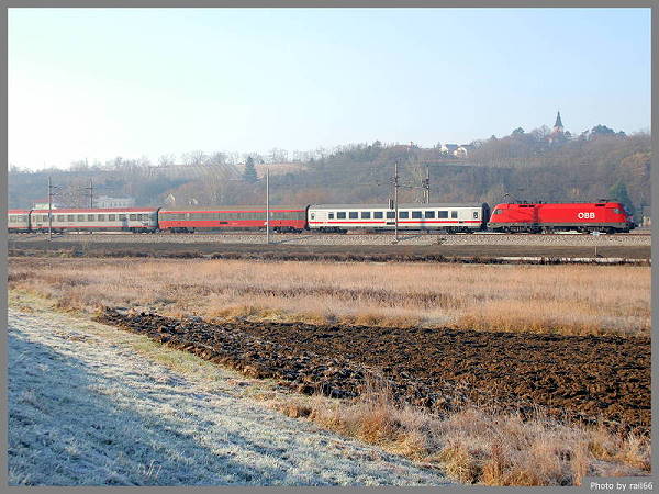 Der EC 172 „Vindobona“ ist ebenfalls verspätet nach Hamburg Altona unterwegs. Er hat seit Fahrplanwechsel einen bunten Wagensatz aus Wagen der DB, ÖBB und CD.