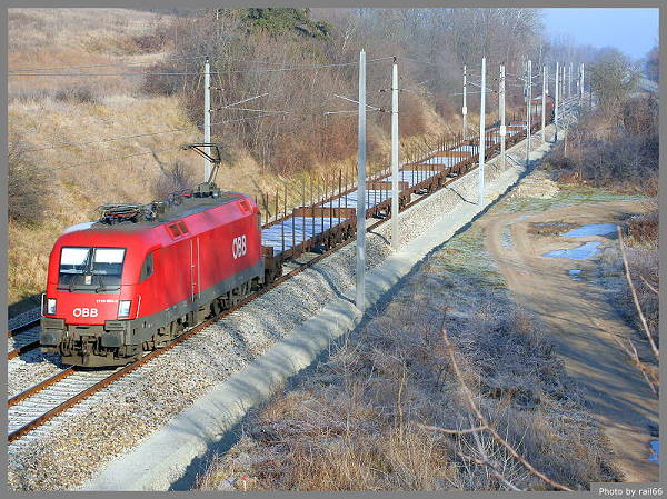 Wenig später folgt die 1116.051 mit einem netten Güterzug aus Richtung Hohenau.