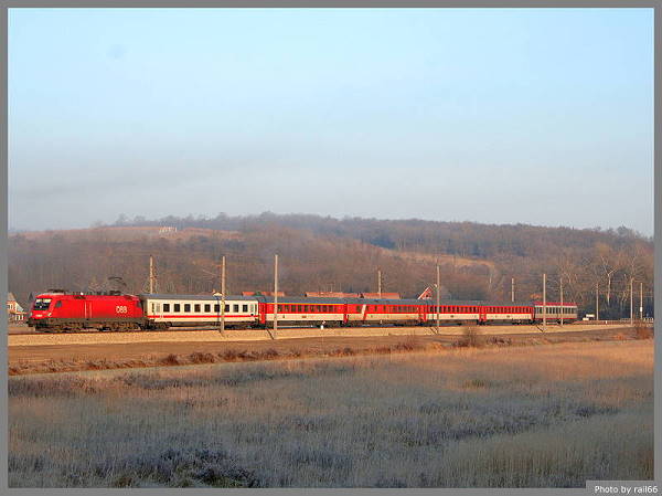 Mit Fahrplanwechsel sind im gehobenen Reisezugsdienst fast alle Leistungen an die Baureihe 1116 übergegangen. Hier eine 1116 mit dem EC 71 in der aufgehenden Sonne auf der Fahrt nach Wien.