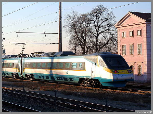 Mit dieser interessanten Aufnahme beende ich diese Reportage. Das Haus im Hintergrund ist die alte Wasserstation aus der Gründungszeit der Nordbahn im Jahre 1837. Davor der moderne Hochgeschwindigkeitszug mit Baujahr 2004/2005.