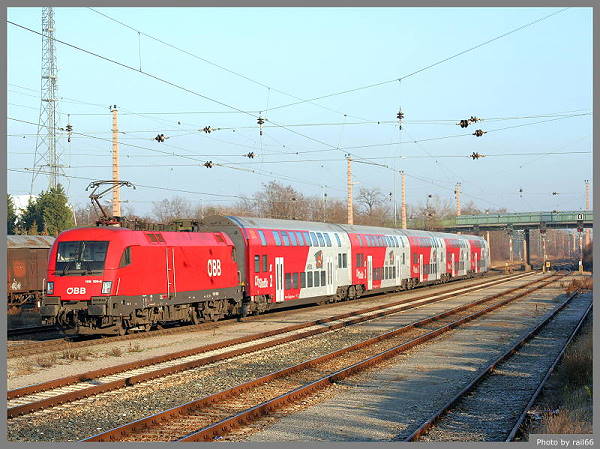Die 1116.170 schiebt ihren Regionalzug 2316 weiter nach Gänserndorf.
