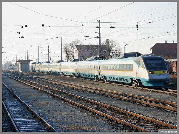 Der 680 007 hat es eilig nach Hause zu kommen und so treffe ich ihn in Deutsch Wagram bei der Rückfahrt als EC 72. Dieser Bahnhöf gehört zu den ältesten in Österreich, endete doch hier vor rund 170 Jahren die erste österreichische Dampfeisenbahn.