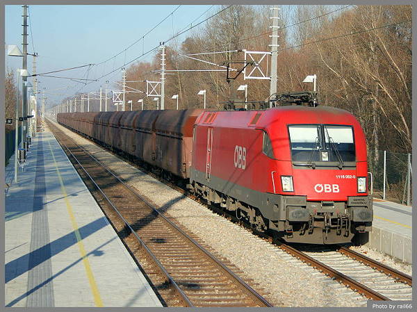 Die 1116.052 bringt einen weiteren Kohlezug in Richtung Wien. Auf der Nordbahn fahren recht viele „Kohlenpracker“ weil die Stahlwerke in Donawitz sowie die kalorischen Kraftwerke in Moosbierbaum. Timelkam und Werndorf, polnische und mährische Kohle bezieh