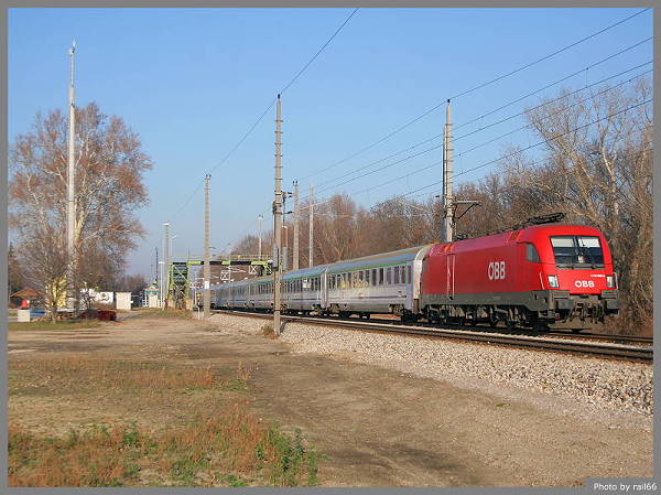 Nach dieser Aufnahme wechsle ich meinen Standort, da auch die Sonne bereits weit gewandert ist. Die 1116.060 bringt den EC 103 „Polonia“ nach Wien. Überall sind nach wie vor die Spuren des verheerenden Marchhochwassers zu sehen.