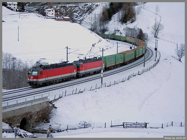 Nach einer satten Stunde fahren die 1144.281 und eine weitere 1144 mit einem Ganzzug aus Sattelaufliegern an mir vorüber