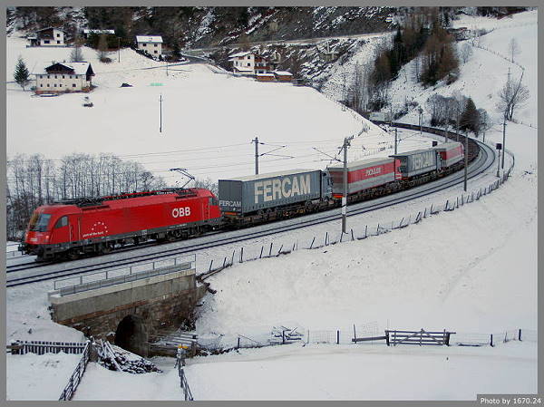 Die 1216.230 schleppt die Rola 52441 in Richtung Brennersee