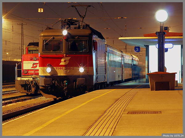 Den Beginn dieser Reportage macht die 1144.266 mit dem REX 5150 nach Kusfstein bei ihrem Halt in Hall in Tirol.