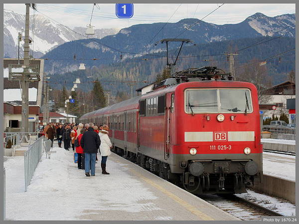 Zahlreiche Reisende erwarten im Bahnhof Seefeld den R 5413, der mit der 111 025 bespannt ist.
