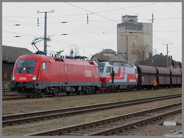 Und rasch wurde umgehängt, Die 1116.212 und die 1014.011 warten auf die Weiterfahrt nach Tulln.
