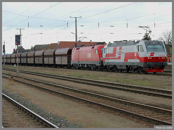 Mit 165 Minuten Verspätung trifft der 47001 in Absdorf-Hippersdorf ein. An der Zugspitze die 1014.001, dahinter die 1116.212.