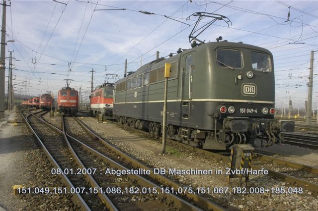 Die grüne DB 151.049 mit weiteren Kolleginen in der Harfe/Zvbf.