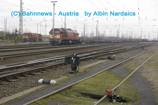 die M62 210 mit einem langen Güterzug richtung Ukraine, daneben  die  M62 509
<br /> gesichet in Zahony am 04.01.07