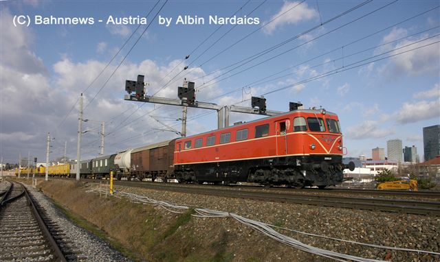 Die 2050.09 mit dem Speno unterwegs Richtung  Wr.Neustadt gesichtet in der Gutheil Schoderstrasse am 12.01.07