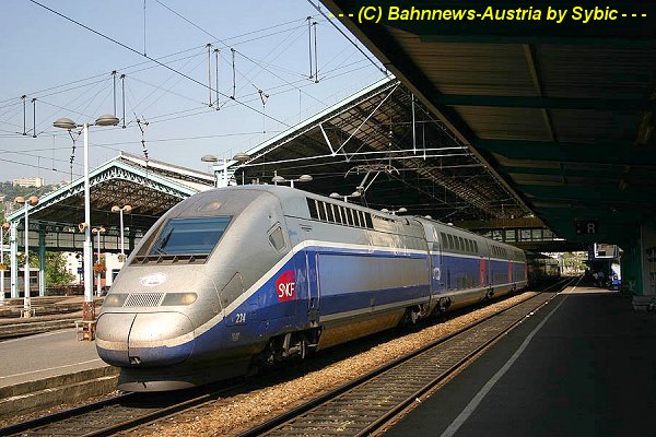 Die kraftvoll wirkende TGV Duplex Einheit 234 tritt die rasante Rückfahrt nach Paris an
