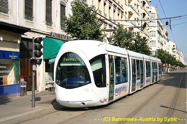 Wagen 837 nächst dem Quai Claude Bernard, die moderne Gestaltung der Fahrzeugfront spricht für sich
