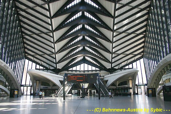 Beeindruckend fällt die moderne Innenarchitektur des Gare de Saint Exupery aus, in Österreich wohl undenkbar