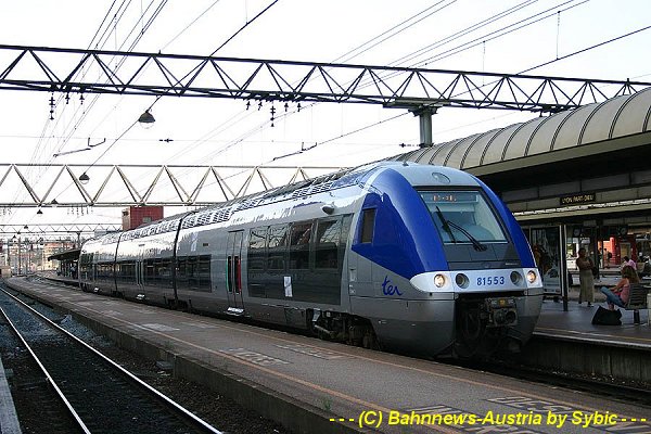 Ein AGC als Repräsentant der Moderne des auf den SNCF Nebenstrecken eingesetzten Wagenmaterials hat soeben den Bahnhof Lyon Part Dieu erreicht