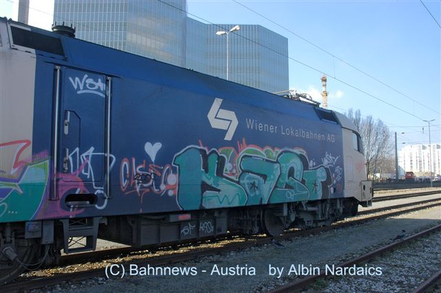 die mit Graffiti - Schmierereien verunstalte  ES 64 U2 - 027  vulgo &quot;182.527&quot; am DUB  am 31.01.2007