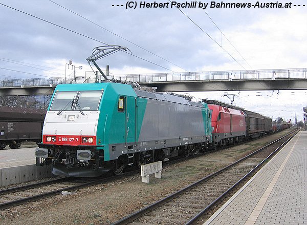 186 127 + 1116 197 mit DG 45043 am 29.1.2007 in Hohenau.jpg
