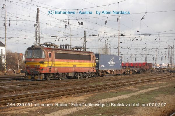 die ZSR 230.051 unterwegs mit neuen Railion Falrrs, gesichtet in Bratislava hl.st. am 07.02.07