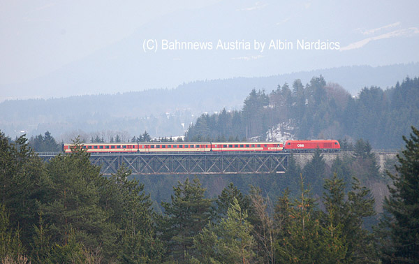 R 4682  überquert gerade das Rosenbach Viadukt 27.03.07