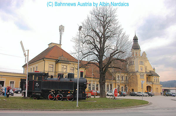 die ÖBB 498.04 vor dem Bahnhof in St. Veit/Glan