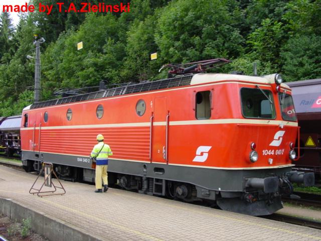 BR 1044 040-2 in Spielfeld Straß.