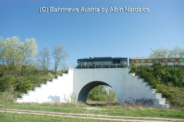 754.084 mit ER 2519 passiert gerade ein Viadukt 
<br /> 23.04.2007
