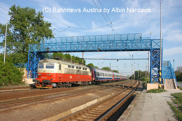 CD 242.219 mit IC 130 bei der Durchfahrt in Bratislava-Lamac 23.04.07