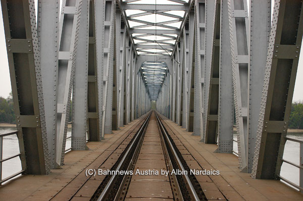 Die Eisenbahnbrücke in Komarno 18.04.07