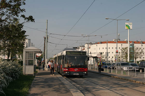 D2006 12555k 8105 Gerasdorfer Straße 26.04.2007.jpg