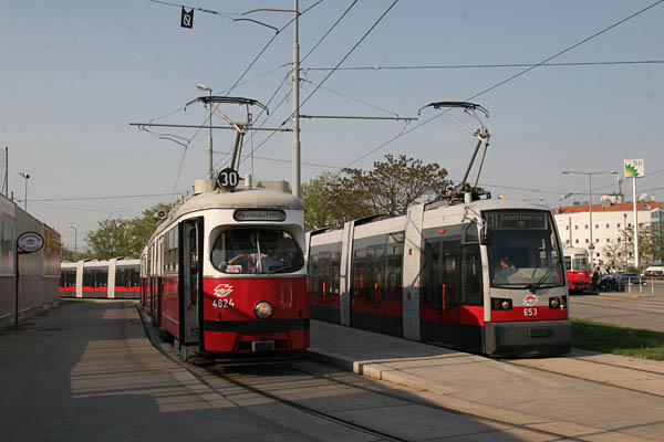 D2006 12546k E1 4824+1324 B 653+B666 Gerasdorfer Straße 26.04.2007.jpg