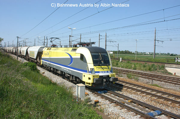 die ES64U2 082 bei der Durchfahrt in ZA
