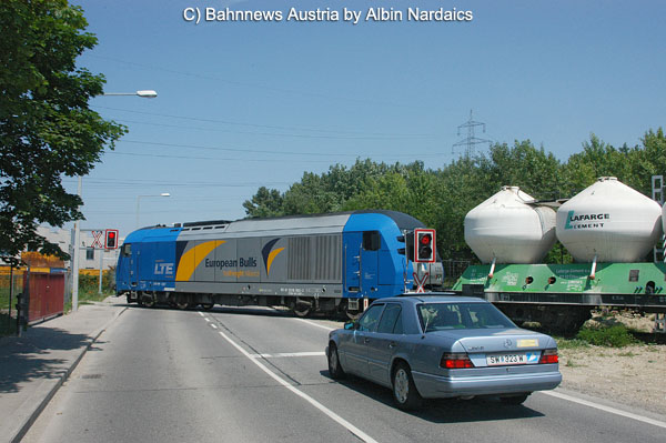 LTE 2016.903 mit Leerzug über die EK Alberner Hafenzufahrtsstrasse (die u.a. seit kurzem mit einer Lichtanlage ausgerüstet wurde)20.05.07