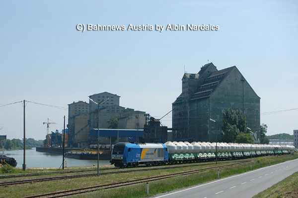 2016.903 als Verschubfahrt unterwegs von Albern Hafen_ nach Klein Schwechat  20.05.07